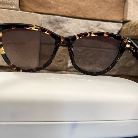Marc Jacobs tortoise sunnies with case - Picture 8 of 12